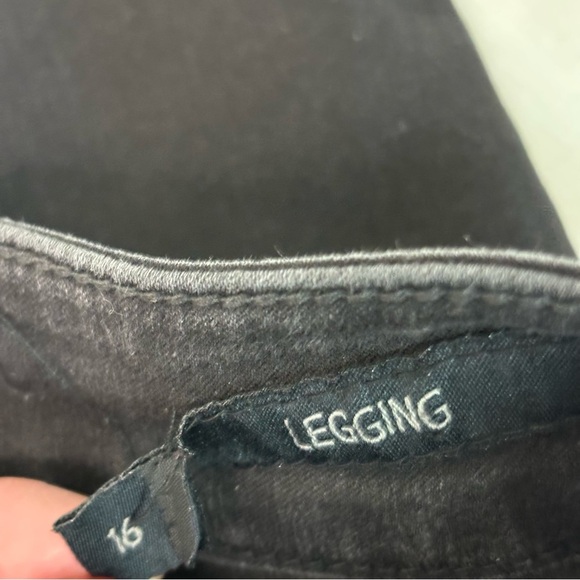 Seven7 women’s Black Jeans! Zipper front Size16 legging Jeans! - Picture 3 of 8